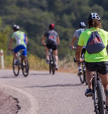 Kurvenreiche Straßen und saftiges Grün erwarten Sie auf den Radtouren.