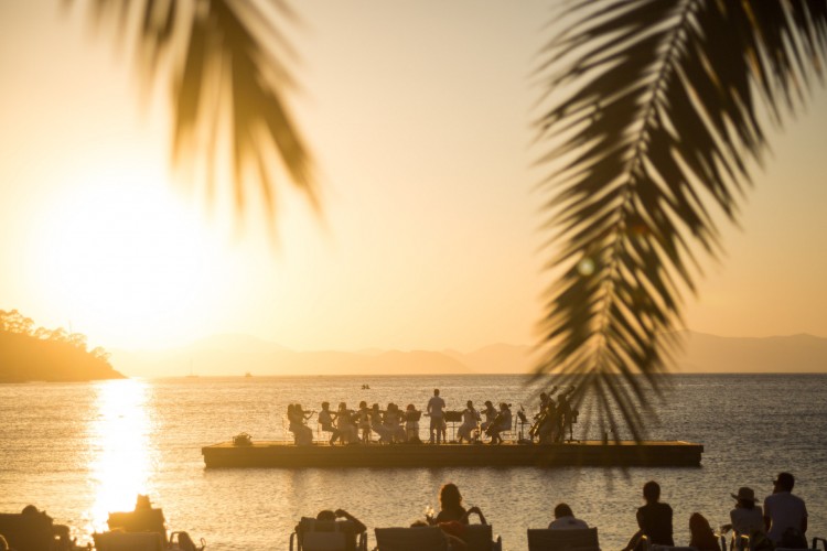 Hillside Beach Club brengt de magie van live muziek terug met een drijvend symfonisch concert