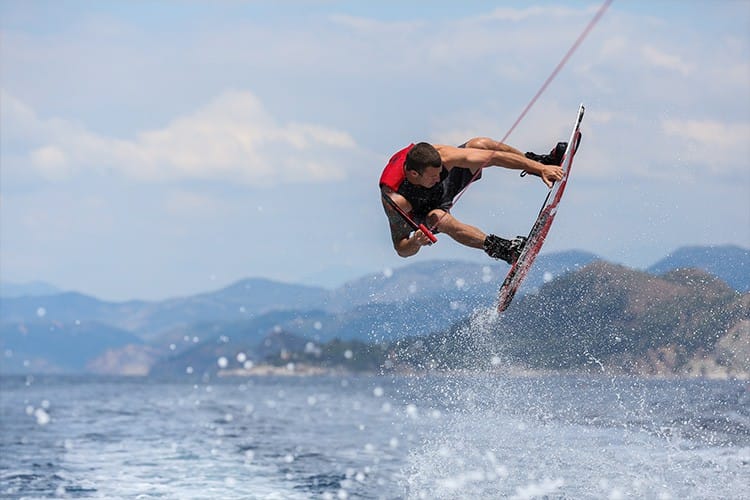 Wakeboarden mit dem Champion persönlich: Hillside Beach Club veranstaltet die Watersports Week